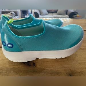 Oofos OOmg eeZee Low shoe size 8 Limited Edition Teal